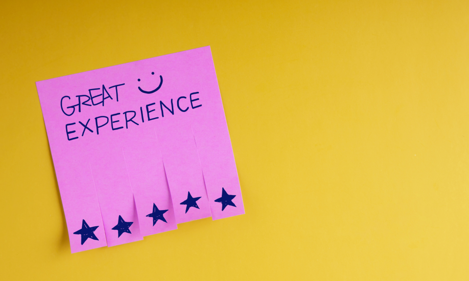 pink sticky note on yellow background showing great customer experience review